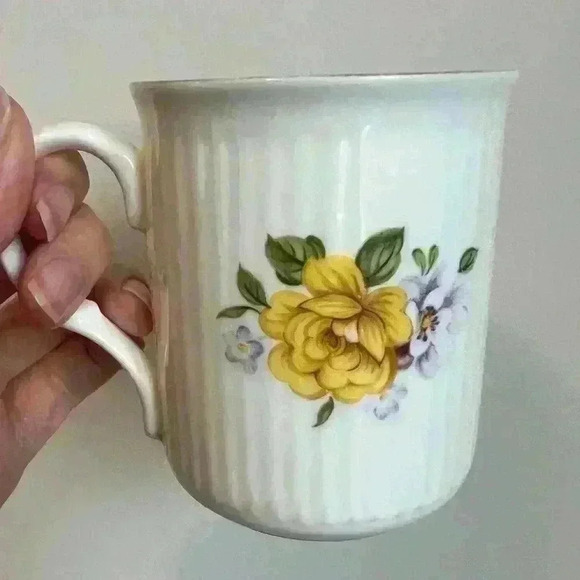 Vintage Sadler Wellington Yellow Purple Floral Fine Bone China Mug England 60s - Picture 4 of 6